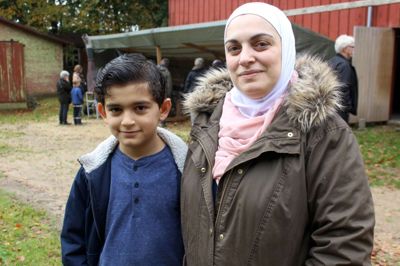Sarab og sønnen Alhai Tham Nourallah, Silkeborg:
Der er en dansk familie, som besøger os en gang i mellem, og de inviterede os (i alt fem familiemedlemmer) med til Klosterlund. Vi har æbler med, som vi laver til æblesaft. Det er et meget hyggeligt sted. Noget af det, der arbejdes med, kender vi godt fra Syrien. Blandt andet smedearbejdet. Foto: Morten Hallstrøm