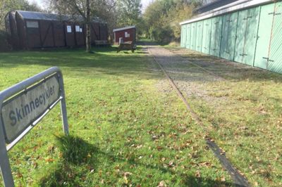 16 skinnecykler venter her i garagerne ved den gamle station i Herborg. FOTO: OLE SKYDT