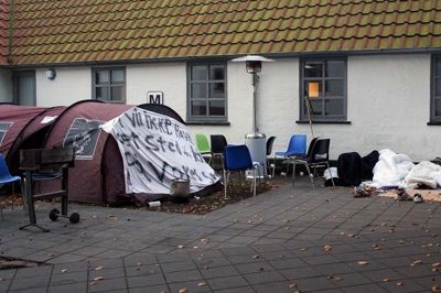 08.15 tirsdag morgen kom der liv i den første mand i de sultestrejkendes lejr ved portvagten.? Foto: Kim Kristensen