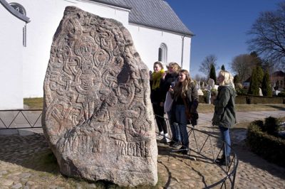 På den store runesten i Jelling fortæller Harald Blåtand, at han gjorde danerne kristne og samlede Danmark. Stenen kan også ses i dit danske pas. /ritzau/Carsten Andreasen/arkiv