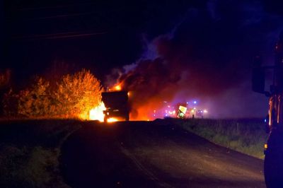 En lastbil påkørte i aftes en højspændingsledning ved Funder Kirkeby. Lastbilen brød i brand, og der var strømafbrydelse i blandt andet Bording, Engesvang og Bording Kirkeby. ?Foto: Peter Erfurt