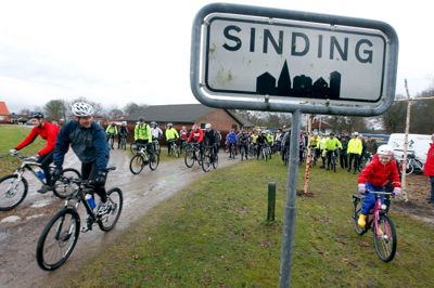 Sinding rejste 150 arbejdstimer blandt frivillige til at sprede grus på MTB-banen, men beder motionister vente, til gruset er tørt.? foto: flemming hansen