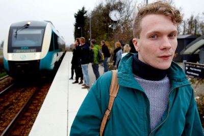 De studerende i Birk har i 20 år haft deres eget lille trinbræt. Landsbyerne Fasterholt og Kølkær har i lige så mange år forgæves kæmpet for, at toget også tager passagerer med, når det alligevel stopper. ?foto: henrik ole jensen