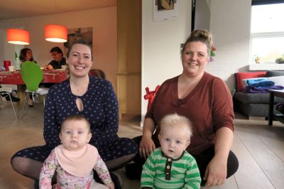 Iben Louise Kiilerich med Karoline foran sig og Rikke Kiel Nielsen (t.h.) med Severin vil lave en café i Herning, der giver plads for børnefamiliers behov. De to initiativtagere leder nu efter et lokale i det Herning city, de to ikke mener tager hensyn nok til mødre som dem.? foto: jesper wind