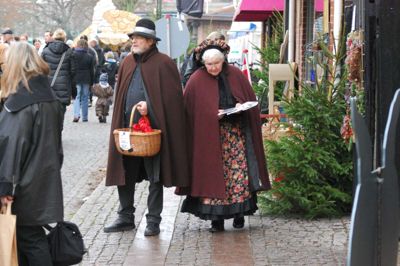 Jul, som i gamle dage er temaet for Odenses julemarkeder og det lykkes rigtig godt. Man føler sig i den grad hensat til barndommens jul.