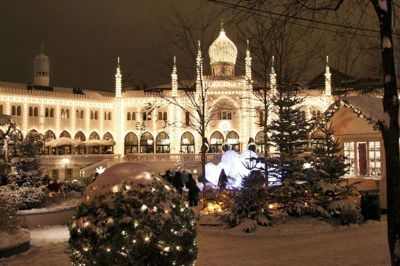Juledag tager vi i det julepyntede Tivoli og mæsker os i julebuffeten i Restaraunt Grøften.