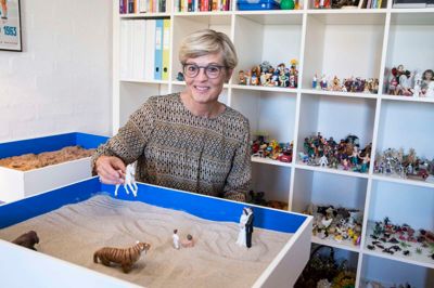 Pædagogisk sandplay siges at være selvhelbredende, fordi barnet eller den voksne via legen i sandkassen selv skaber en vej frem. Susanne Nielsen er pædagogisk sandplay rådgiver, og hun hjælper klienten på vej ved at stille de rigtige spørgsmål.? Foto: Tom Laursen