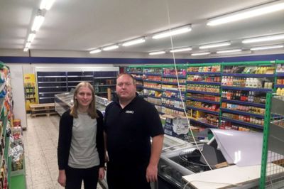 Butiksassistent Caroline Greve og butikschef Rene Holbøll har travlt med at sætte varer på plads, så butikken er klar til åbningen på fredag.
