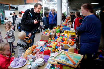 Troels Tamstrup må her have mobiltelefonen frem og med Mobile Pay betale for sønnike Marius Hollensteds to nye gravemaskiner til det velbesøgte børneloppemarked i Strøgcentret. ?Foto: Henrik Ole Jensen
