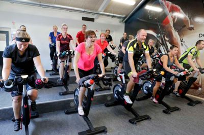 Den nye »bike-sal« hos Bording Fitness blev indviet med heftig pedaltrampen. Tidligere skulle cyklerne dele rum med blandt andet yoga, men nu har cyklerne fået fast holdeplads. ?Foto: Henrik Ole Jensen