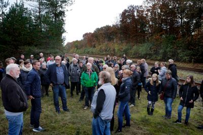 Der var stort fremmøde blandt borgerne i Kølkær og Fasterholt, da borgerforeningerne i går havde inviteret transportordfører Kristian Pihl Lorentzen (V) til møde for at diskutere situationen omkring manglende togforbindelse i de to byer.? Foto: Henrik Ole Jensen