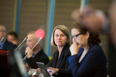Foto: Region Midtjylland. Ulla Diderichsen (V), Herning:
- Jeg synes jo stadig, man skal stemme på den bedste kandidat - uanset hvilket køn vedkommende har. Men hvis to kandidater er lige gode, synes jeg da, man skal stemme på en kvinde. Nogle gange har kvinder jo en anden tankegang end mænd, og det er en fordel, at regionsrådsmedlemmerne kan anskue sagerne fra forskellige vinkler. Først og fremmest vil jeg nu anbefale, at man stemmer personligt, for det betyder helt klart noget for ens område, at man har lokale medlemmer i regionsrådet. Og så håber jeg da, at der også er flere yngre kandidater, der vil gå ind i regionsarbejdet. Det er både spændende og lærerigt
Venstre har denne gang 8 kvinder blandt sine 40 kandidater - ligesom i 2013. Ved de to foregående regionsrådsvalg stillede partiet med 12 kvindelige kandidater.