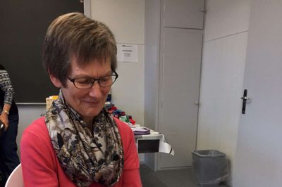 Anne Marie Ovesen strikker djævlehuer til spædbørn af de små ruller garnrester hun har haft gemt, siden hendes søn blev født. ?Foto: Mette Hagedorn