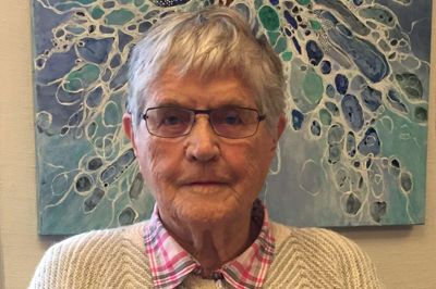 Lillian Christiansen, Vildbjerg:
- Jeg har været med et års tid her i Vildbjerg, men jeg har tidligere strikket for Røde Kors i Snejbjerg. Jeg kommer for det sociale og så selvfølgelig for at strikke, fordi det er min hobby. Jeg kan ikke blive ved at strikke for familien, så her er der mulighed for at strikke en masse forskelligt. Lige nu strikker jeg strømper, fordi jeg har noget garn liggende, jeg skal have udryddet.