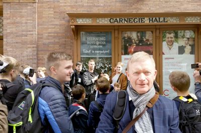 Korleder Mads Bille foran Carnegie Hall, hvor Herning Kirkes Drengekor optrådte forleden. ?foto: henrik Øster-Jørgensen