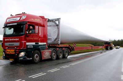 En stor transport ved Videbæk. FOTO: HENRIK OLE JENSEN