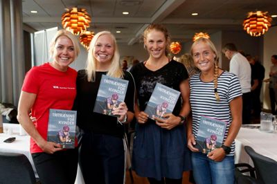 Den danske triatlon-elite på kvindesiden var i går samlet i Herning for at bakke op omkring Michelle Vesterbys nye bog. Her ses forfatteren (t.v.) med kollegerne Line Thams, Maja Stage Nielsen samt europamesteren fra sommerens EM, Camilla Pedersen.? Foto: Henrik Ole Jensen