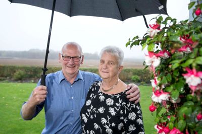 Da Karen og Villy Hvid Jørgensen blev gift, var det en dag med regn og rusk. Den slags har der også været meget af i den senere tid, blandt andet da fotografen fra Herning Folkeblad var på besøg i Studsgård forleden. Foto: Tom Laursen