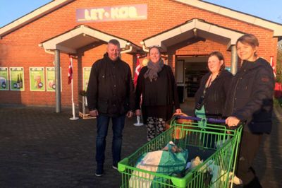 Steen Schmidt (t.v.) er med i den gruppe, som har arbejdet for atter at få en købmand til Grønbjerg, og han var glad for den gode modtagelse på åbningsdagen af blandt andre kunderne Jonna Thesbjerg, Camilla Thor og Helle Vendelbo. ? FOTO: OLE SKYDT