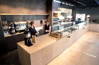 Der er stadig en smule rod i butikken op til åbningen. Håndværkere har de seneste tre uger arbejdet hårdt på at kunne overdrage butikken til Lagkagehuset fredag, så de ansatte har nogle dage til at få de sidste detaljer på plads. ?FOTO: TOM LAURSEN