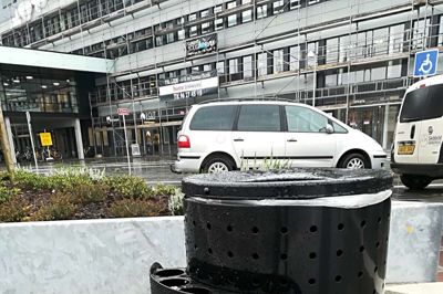 Flere af kommunens skraldespande har fået vinger, hvor der er plads til pantflasker.