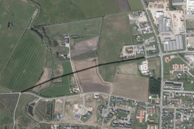 Den sorte streg på billedet viser den forventede linjeføring for forlængelsen af Pugdalvej til Røddingvej. Vejstykket bliver 8 meter bredt og 760 meter langt. Der bliver et mindre bygværk over Rødding Å, og der bliver desuden etableret et regnvandsbassin på strækningen, oplyser Kim Bredgaard Grarup fra Herning Kommune. ?Illustration: Herning Kommune