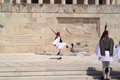 De karakteristiske soldater fra nationalgarden finder vi på Syntagma pladsen.