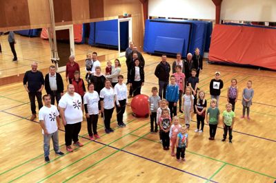 Her har nogle af deltagerne genskabt den velkendte cancer-blomst-logo. ?Foto: PRIVATFOTO