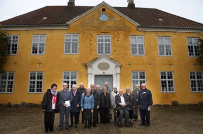 1. november 1957 blev 90 unge mænd indkaldt som værnepligtige på Herningsholm. I går havde de 60-årsjubilæum, og ni nulevende samt en befalingsmand var mødt frem til fejringen. De fleste havde ægtefæller eller partnere med.? Foto: Henrik Ole Jensen
