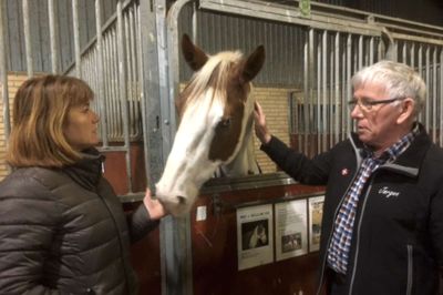 Anette Mosegaard sammen med dyrlæge Jørgen Sandholm, der driver Bluehills Ridecenter. ?Privatfoto