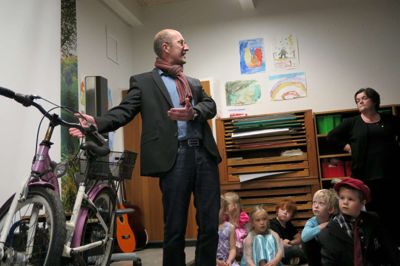 En herreløs cykel fik ny ejermand, da Carsten Dalsgaard og Studsgård Friskole torsdag holdt åben skole. For Carsten Dalsgaard har det nye job på mange måder været en omvæltning. Med fem lærere er han som leder også nødt til at undervise de yngste årgange i matematik, og hver dag spiser han sin frokost sammen med en elev. ?foto jesper wind
