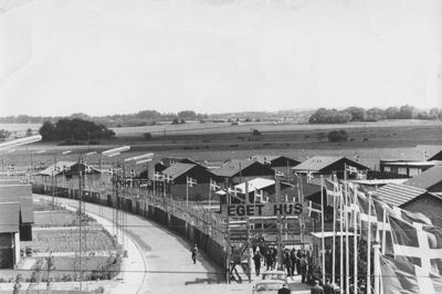 Hernings vækst i midten af 1960'erne rakte ud til at omfavne Tjørring. Den lille landkommune bad selv om at blive lagt sammen med Herning, og herefter fik Herning nye vækstmuligheder. I 1967 blev H.P. Hansens Vej forlænget ud til Holstebrovej, Herning Andelsboligforening opkøbte jord med henblik på stort lejlighedsbyggeri, og udstykninger satte gang i nye parcelhuskvarterer. Udstillingen »Eget Hus«, hvorfra billedet stammer, blev et symbol på den udvikling. ?Foto: Hugo E. Madsen/Lokalhistorisk Arkiv Herning