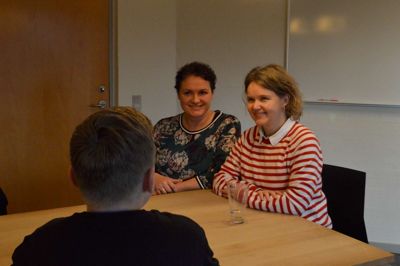 Simon har deltaget i to forløb med samtaler for børn og unge, også kaldet BRUS. Det er behandlerne Jette Torup og Liza Overgård, der sidder sammen med børnene og de unge i samtale-grupperne. ?Foto: Flemming Thulstrup