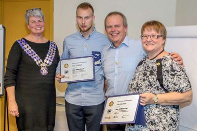 Distriktsguvernør Pernille Bloch overrakte de tre hædersbevisninger til Peter og forældrene Gitte og Hans Gjaldbæk. PHF hædersbevisningen er opkaldt efter Rotarys grundlægger Paul Harris, USA. ?Privatfoto