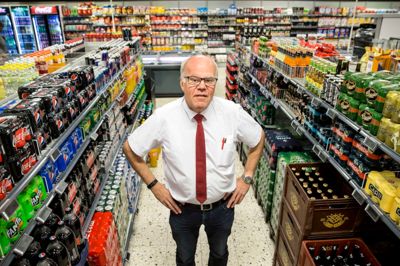 Tom Pedersen håber, at lokalbefolkningen vil bakke op om butikken, selvom det kan blive en udfordring for mange kunder, når Langgade bliver spærret. ? Foto: Tom Laursen