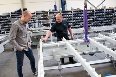 Produktions- og servicechef Michael Bonnichsen (t.v.) oplever, at det giver større medejerskab hos de ansatte, at Obel-P Automation i Herning hverken har en direktør eller en værkfører ansat. ?Foto: Tom Laursen