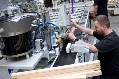 Automatiktekniker Nick Olsen er en af de medarbejdere hos Obel-P Automation, der udvikler og programmerer automateringsanlæg for kunder i træbranchen. Foto: Tom Laursen
