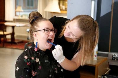 Mange timer er brugt på at læse, terpe og øve. De to nye veninder har imidlertid let ved at pakke de hårde timer ind i en god portion humor. En af de opgaver de kan møde til DM i Skills er personlig pleje, og det tæller blandt andet tandbørstning, som Louise Nyby Lisberg her øver på Ida Kaalund.?Foto: Henrik Ole Jensen