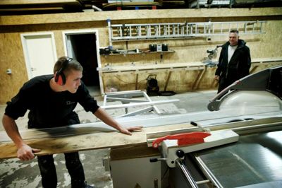 Det er anden gang, at Mathias Jensen (t.v.) skal deltage ved DM i Skills, og ifølge hans mester, Lasse Jensen, er lærlingen både ambitiøs og dygtig.
?Foto: Flemming Hansen