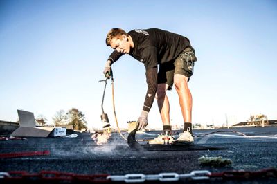 Mike Kielsgaard er blandt de fire tagdækkere, som til januar skal kæmpe om titel ved DM i Skills i MCH Messecenter Herning.
Foto: Tom Laursen
