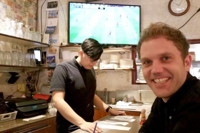 Troels Møller på Morning Star Café, hvor de spansktalende ansatte altid havde fodbold kørende på fjernsynet. ?foto: henrik øster-jørgensen