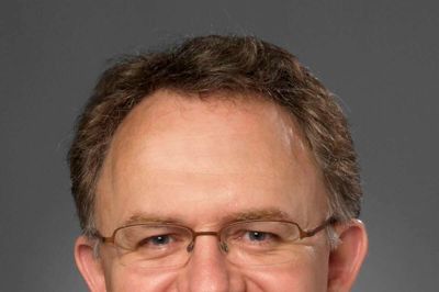 Lektor Torben Andersen har gennem en årrække forsket og undervist i personaleledelse. I denne uge fortalte han til et velbesøgt foredrag i Mediehuset Herning Folkeblad om de udfordringer og mulige løsninger han ser omkring rekruttering og fastholdelse. ?Foto: PR-foto