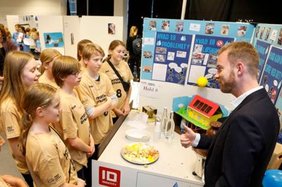Miljø- og fødevareminister Esben Lunde Larsen (V) hørte om 7.D.s forslag til en bedre udnyttelse af regnvand.?foto: henrik ole jensen