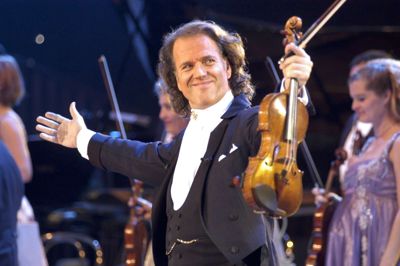 Den hollandske violinist, dirigent og komponist André Rieu er utrolig populær og forstår at formidle klassisk musik til et bredt publikum.