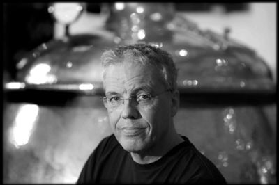 Lutz Schöbel brygger normalt 500 liter specialøl til hver måned. I november og december står den på julebryg, og her brygger Lutz Schöbel 3500 liter. I år er Bryggeriets juleøl en undergæret lager, som er en pilsnerøl. ? FOTO: HENRIK OLE JENSEn