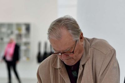 Prins Henrik gav sig god tid på udstillingen - også til at signere gæstebogen. Foto: Ole Jørgensen