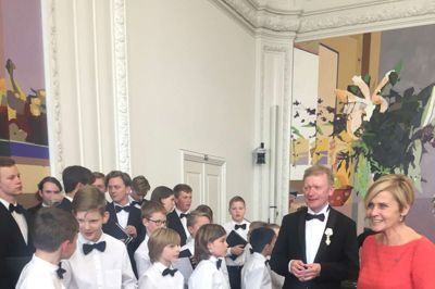 Kulturminister Mette Bock hilser på drengekoret - flankeret af korleder Mads Bille. ?Foto: privatfoto