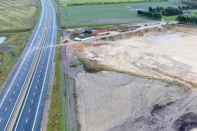 Hvis nogen kan forestille sig at bruge dette store hul ved siden af motorvejen til noget, så kan det købes af Vejdirektoratet til næste år. ?Foto: Tom Laursen