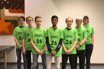 Team Fed Ged fik sit navn efter en robot, et par af drengene havde bygget til sidste års konkurrence. - Men det er også fordi, at vi lugter af ged efter sådan et arrangement, griner Marius Emborg. Fra venstre: Marius Emborg, Thomas Moesgaard, Jonas Bach, Kajanen Satchithananthams, Anton Rasmussen, Frederik Skov Walton Simonsen, Paw Fonnesbech. ?FOTO: PRIVATFOTO