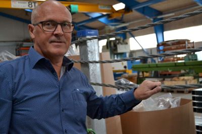 Salgschef Preben Nielsen viser rundt i Brdr Markussens Metalvarefabriks lager og produktionsområde på Sverigesvej og Islandsvej. Foto: Jacob Hove